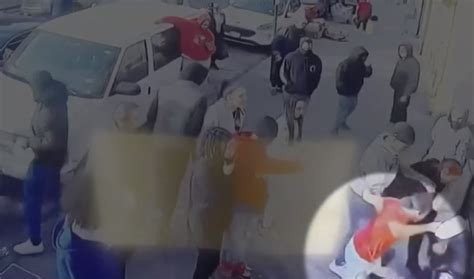 美国13岁女孩纽约街头遭群殴：目击者拍照鼓掌 无人出手相救_手机新浪网