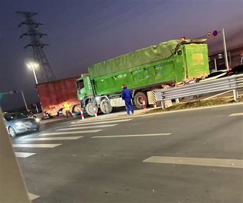 哈市国道发生车祸现场曝光 大客车与面包车相撞致7死1伤_图片_中国小康网