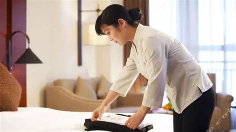 酒店服务员整理床铺高清图片下载-正版图片501210005-摄图网