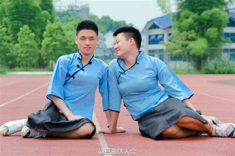 男生扮女装“另类”毕业照：穿短裙 带假胸(图)-中国网