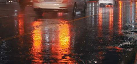 红色雨伞穿过街道雨季夜i插画图片下载-正版图片503148433-摄图网