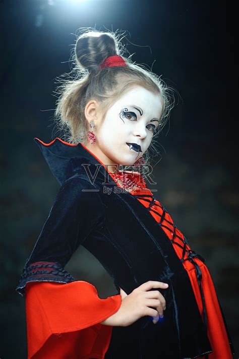 装扮成吸血鬼哥特万圣节的小女孩照片摄影图片_ID:125316583-Veer图库