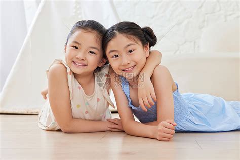 两个小女孩趴在地上玩耍高清图片下载-正版图片501782104-摄图网