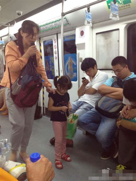 网曝北京地铁一女子每日带不同小孩乞讨_公益频道_凤凰网