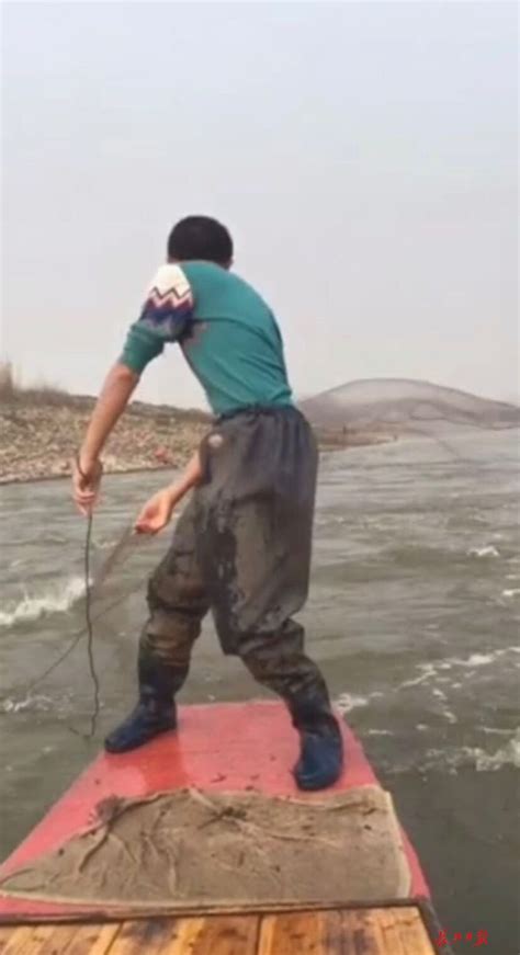 2015年新疆博斯腾湖冬季捕鱼活动头网捕获15吨_钓鱼人必看