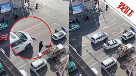 监拍两车司机当街互殴：一女子下车劝架被碰倒后遭过路车碾压_腾讯视频