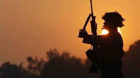 被人虐待又无法伸张正义，曾有印度克什米尔士兵不堪受辱上吊自杀|克什米尔|士兵|印度_新浪新闻