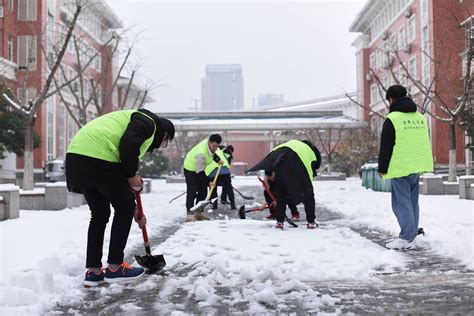 我县组织开展“扫雪除冰我先行”志愿服务活动