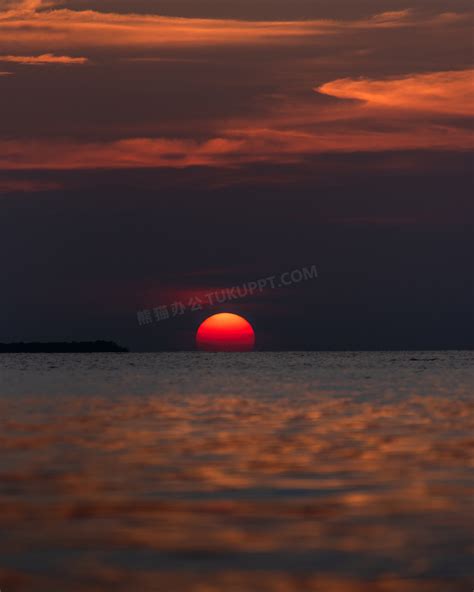 看着夕阳西下的大海高清图片下载-正版图片506244474-摄图网