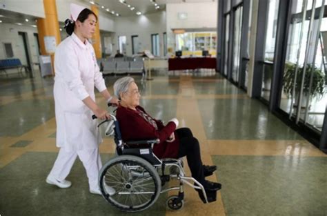 87岁病人与援鄂医生看《落日余晖》！__凤凰网