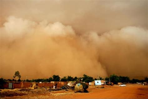 甘肃敦煌出现超大沙尘暴，巨型“沙墙”如末日来临，百年难得一见