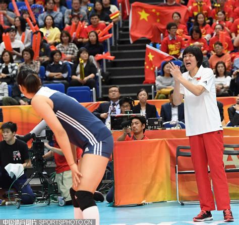 中国队3比0胜荷兰队获2018世界女排锦标赛季军_新体育网