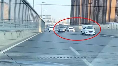 2辆小车并排龟速行驶 致整条高架扎堆拥堵_凤凰网视频_凤凰网