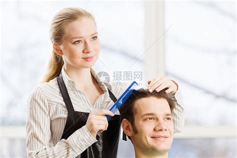 美容院理发师女理发师椅子上的轻人高清图片下载-正版图片300286246-摄图网