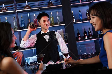 酒吧服务员高清摄影大图-千库网
