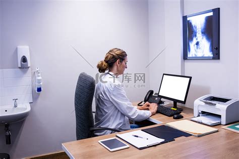 病人和医生用桌上笔记本电脑在诊高清图片下载-正版图片502848396-摄图网