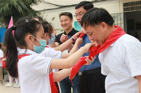 长沙小学生用红领巾行动作出表率 让文明礼让蔚然成风