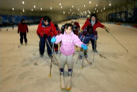 组图：云南七娃在上海银七星滑雪场开心的玩耍_新闻中心_新浪网