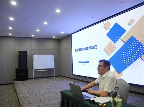 郑州市教育局副局长葛飞为“2022年河南省职业院校在岗班主任培训班”授课--新闻中心