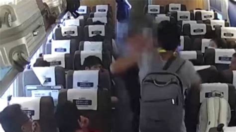 男子高铁上大声打电话，邻座乘客提醒后反被骂：你要没病就受着_凤凰网视频_凤凰网