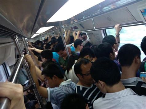 中国地铁最挤的城市，高峰期像是春运，人都快被挤变形