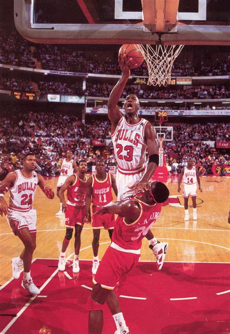 “篮球之神”乔丹1991年首夺冠军，魔术师创新纪录 - 球迷屋
