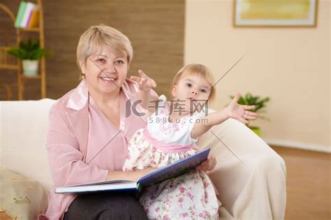 祖母在家给孙女读书高清摄影大图-千库网