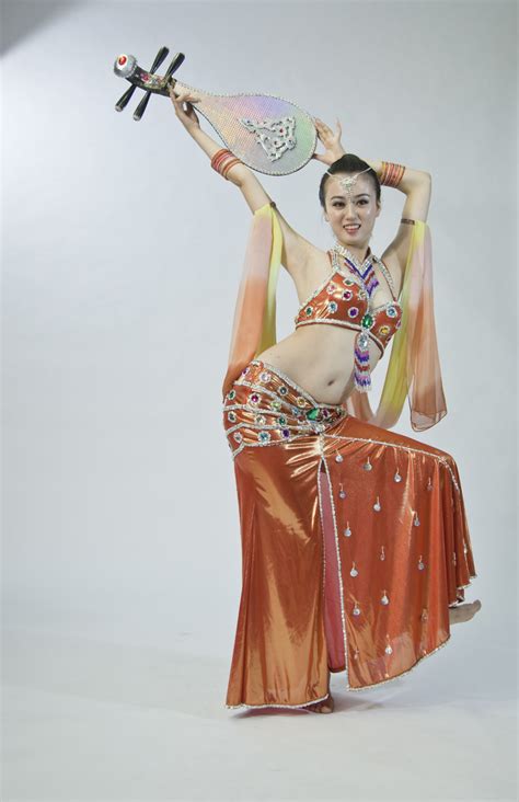 手拿琵琶舞蹈的西域美女元素素材下载-正版素材401946184-摄图网