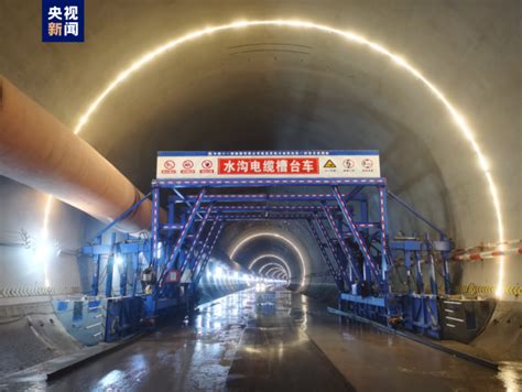 渝昆高铁建设进度刷新 重庆至宜宾段中梁山隧道今日顺利贯通