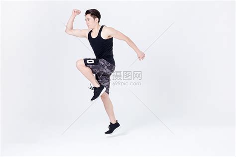 运动男性人像高抬腿动作高清图片下载-正版图片500896038-摄图网
