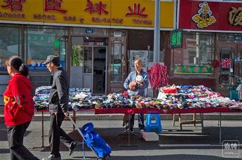 黑河市区-32℃的早市商贩保暖有“神器” “100号大鞋”重出江湖-东北网黑龙江-东北网