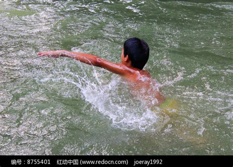 农村小孩竹竿钓鱼，鱼没钓两条，直接跳水游泳_腾讯视频
