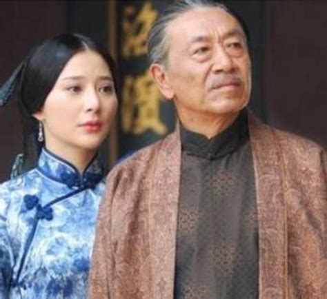 国家一级演员王奎荣，二婚娶小37岁娇妻，全家福曝光老婆比儿子嫩
