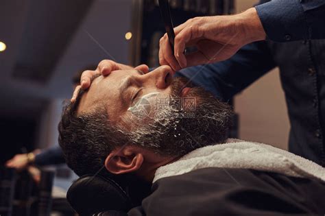 在理发店做胡子模特的专业理发高清图片下载-正版图片505223999-摄图网