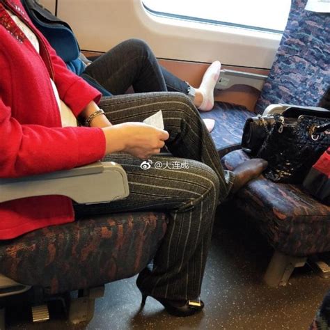 大连高铁上俩女子脱鞋晒脚味道呛鼻 同行乘客苦不堪言