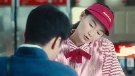 《甜蜜蜜》由陈可辛执导，张曼玉、黎明和曾志伟主演的爱情电影。