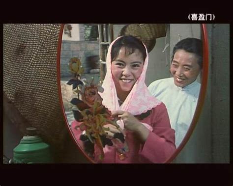 1981年《喜盈门》主题曲--《同心携手建乐园》 温玉娟 - 金玉米 | 专注热门资讯视频