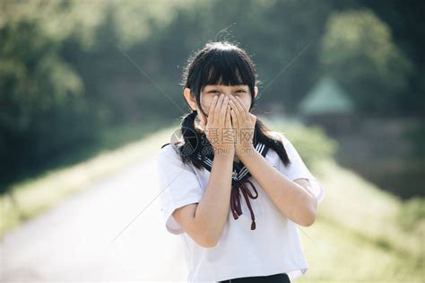 看着公园户外电影陈年风格的日本女学生装扮肖像AsianJapan高清图片下载-正版图片503275652-摄图网