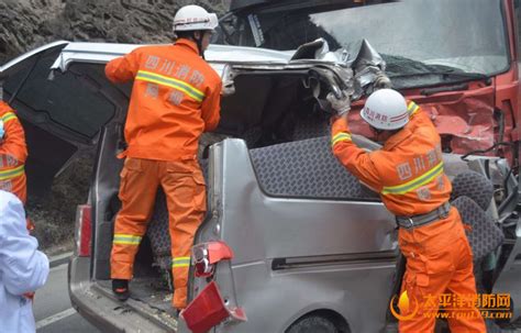 唐山：两车相撞车损严重，司机乘客因未系安全带均受伤！