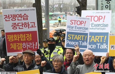 韩国民众举行集会抗议韩美联合军演（高清组图）_新闻频道_中国青年网