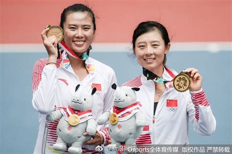 亚运会网球女双颁奖图来啦，再次恭喜@徐一璠 @珠珠大志向 图集：