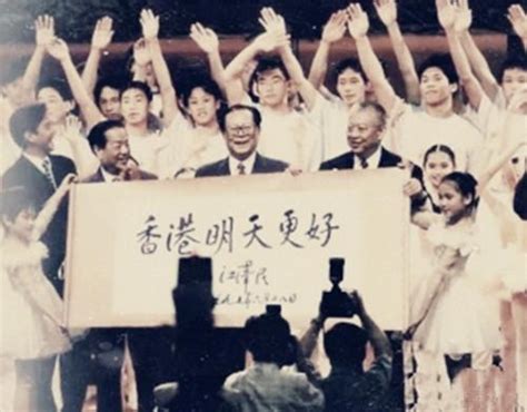 1997年香港回归珍贵老照片：中国国旗冉冉升起，末代港督黯然离场-搜狐大视野-搜狐新闻