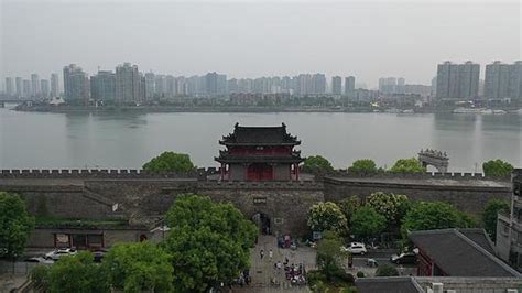 襄阳，是一座有着2800年历史的古城，堪称是华夏第一城池，更是兵家必争之地。