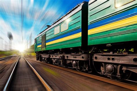 行驶中的火车图片-行驶中的绿色铁皮火车素材-高清图片-摄影照片-寻图免费打包下载