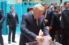 哈萨克斯坦独立后首次权力更迭：两任总统现场投票_凤凰网