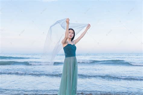 海边女性背影高清图片下载-正版图片500666102-摄图网