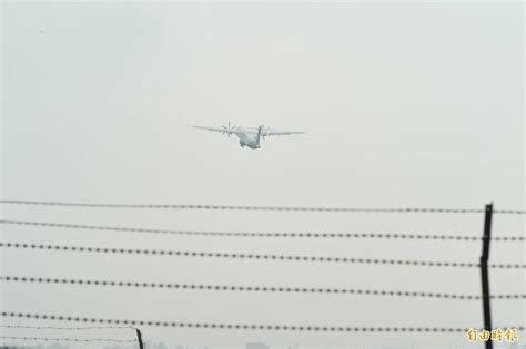 绿媒：台军包机被香港拒入返航后，台军“副参谋总长”搭运输机飞往东沙岛