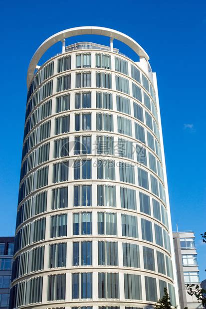 一个现代摩天大楼在汉高清图片下载-正版图片507528216-摄图网