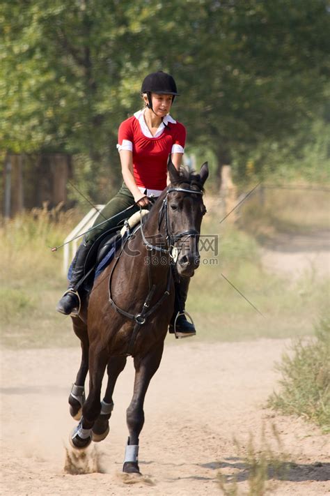 骑马的女人高清摄影大图-千库网