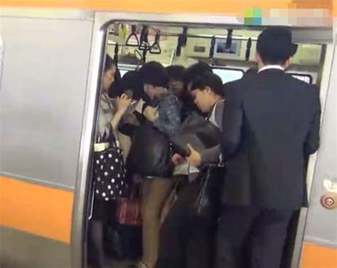日本女子专用地铁车厢，男子想挤进去，女子一个眼神尴尬了